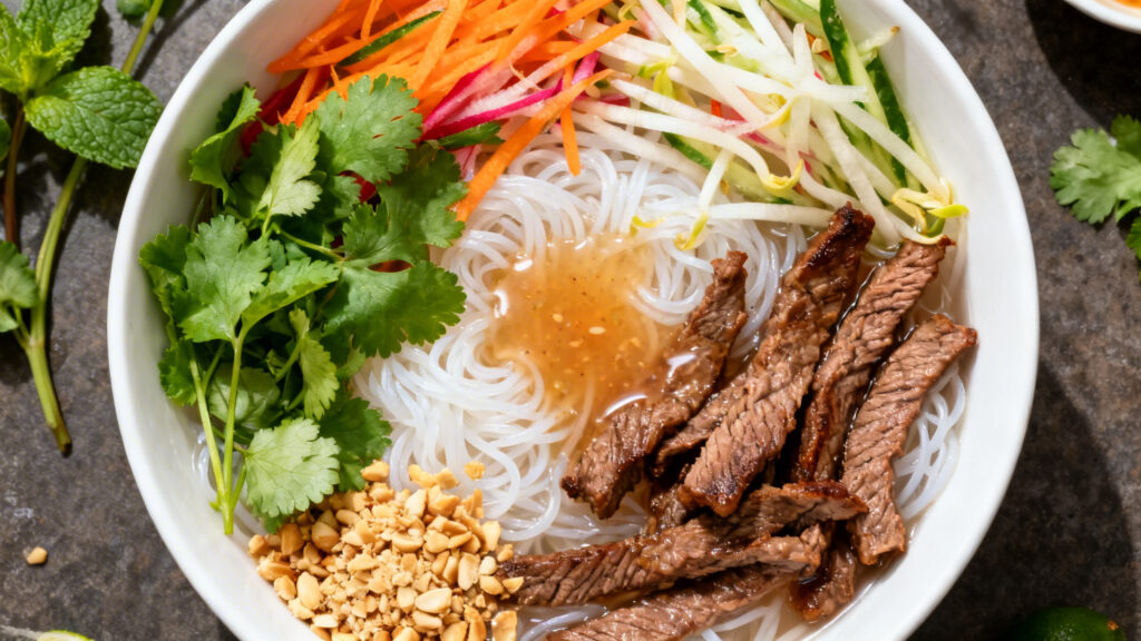 Bo bun bœuf citronnelle avec herbes fraîches et cacahuètes