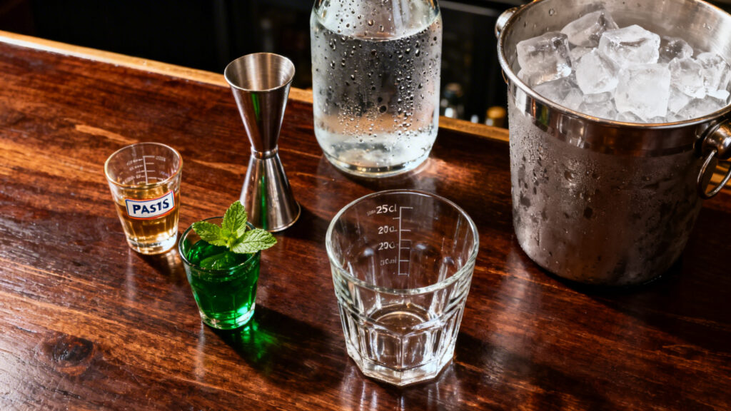 Pastis, sirop de menthe, eau fraîche et glaçons disposés