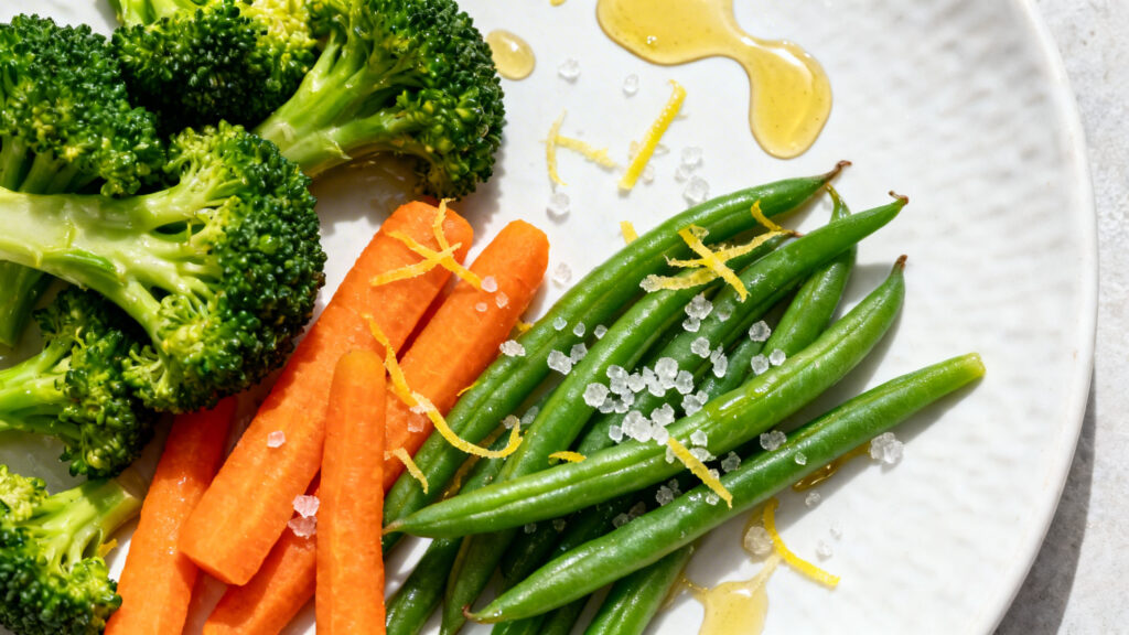 Légumes vapeur colorés assaisonnés d’huile d’olive et citron