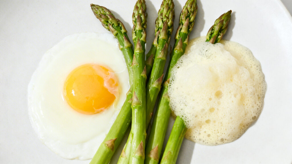 Œuf parfait avec asperges vertes et émulsion légère au parmesan