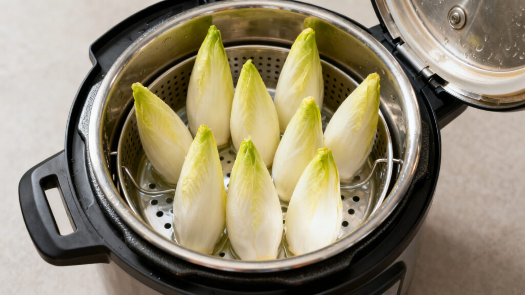 Panier vapeur de cocotte-minute garni d’endives, niveau d’eau ajusté