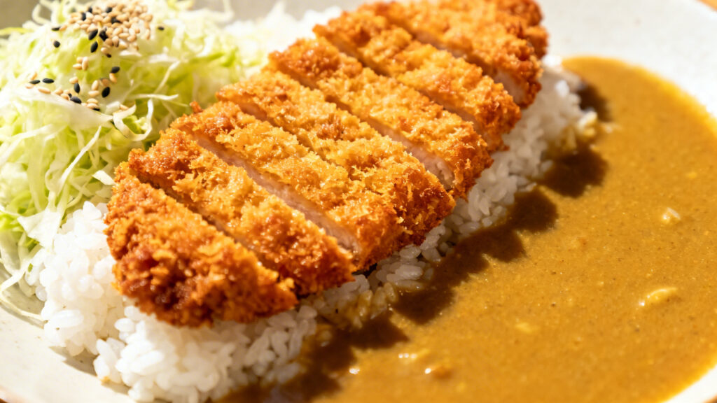 Poulet katsu croustillant avec curry doux et riz blanc