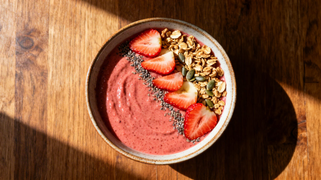 Smoothie bowl épais, petit déjeuner protéiné