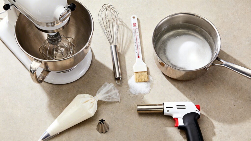 Thermomètre à sucre, casserole et poche à douille prêts