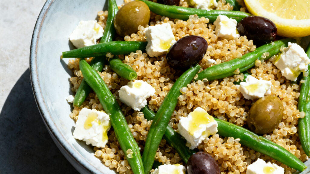 Bol quinoa avec haricots verts, feta et olives