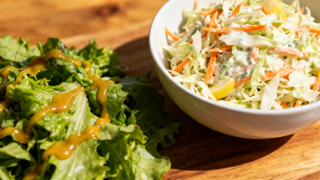 Coleslaw léger et salade verte croquante assaisonnés