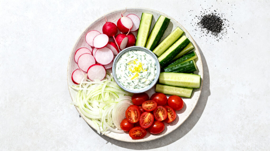 Plateau de crudités et dip yaourt citron aneth