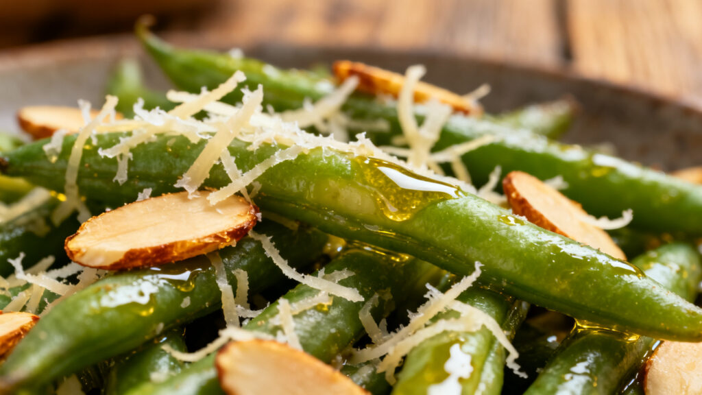 Détail amandes dorées et parmesan sur haricots verts
