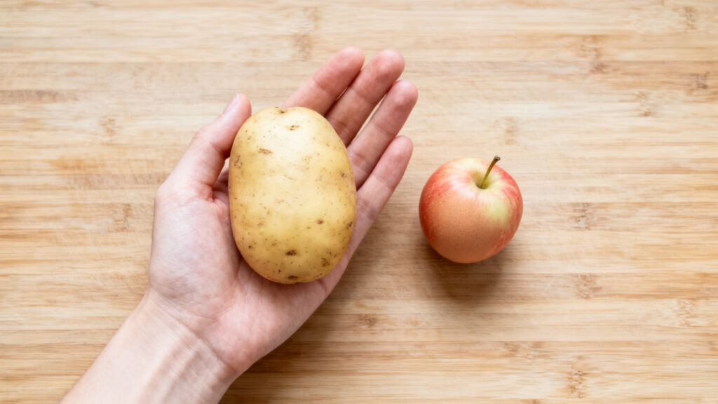 Estimer sans balance avec paume, œuf et petite pomme