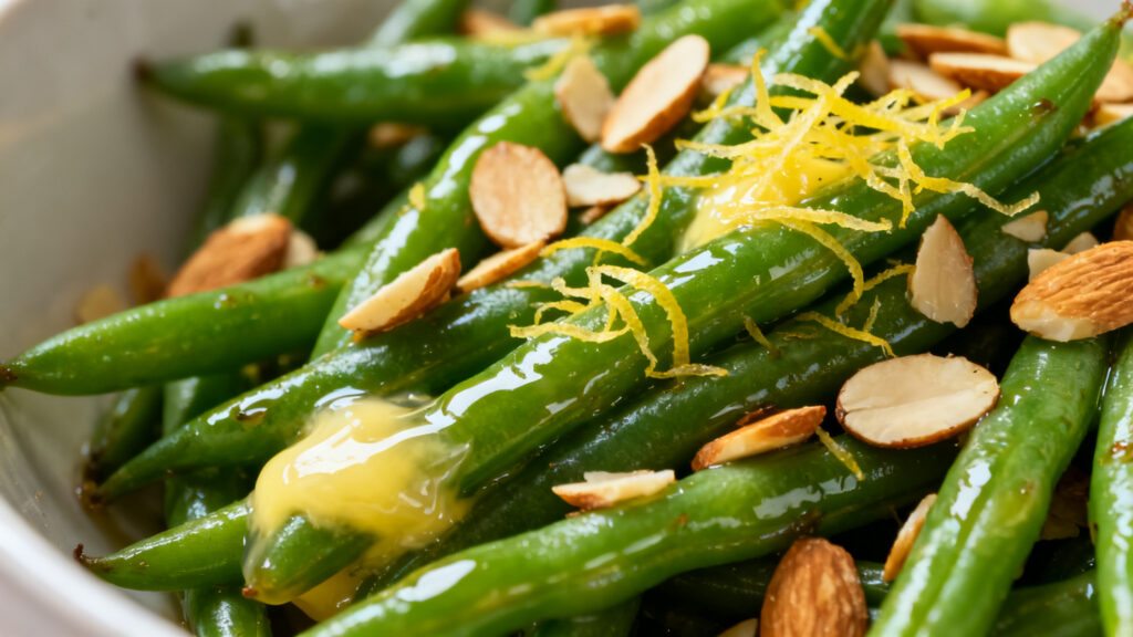 Haricots verts sautés au beurre citronné, amandes grillées