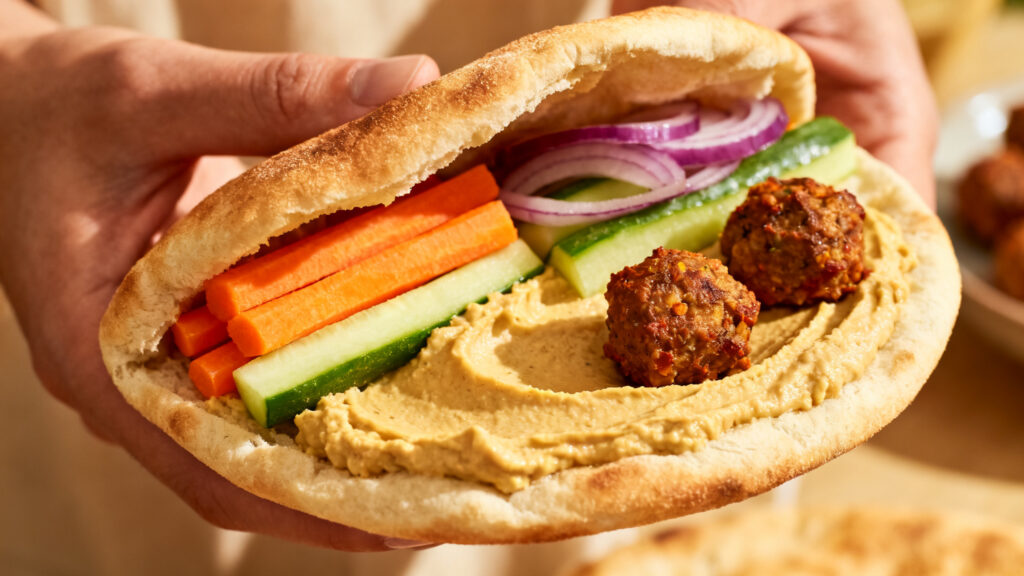 Pita tiède garnie de houmous et crudités, style mezzé