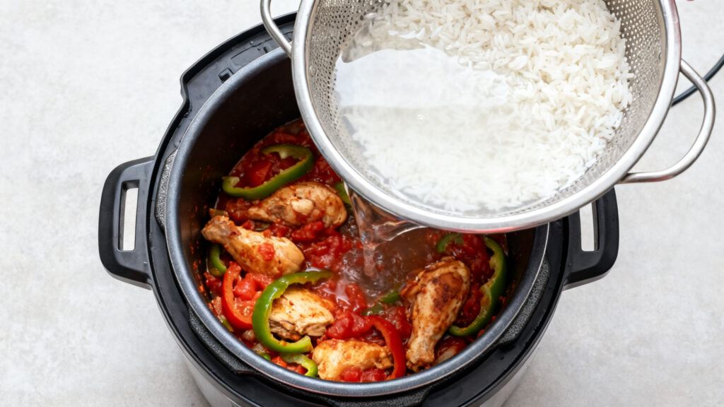 Riz au panier Cookeo au-dessus du poulet basquaise en sauce