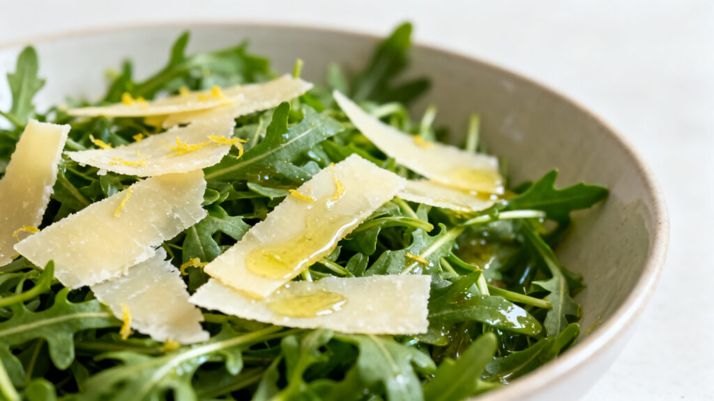 Salade de roquette, citron et parmesan en copeaux