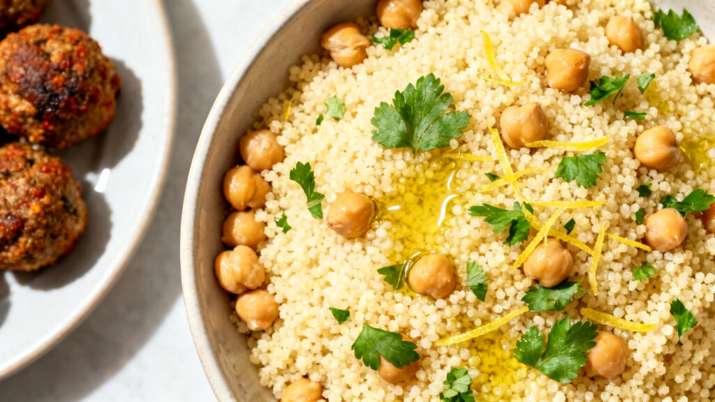Semoule de couscous citronnée et pois chiches, grains aérés