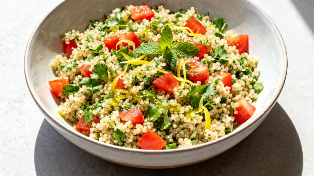Taboulé de quinoa citronné, tomates et herbes fraîches