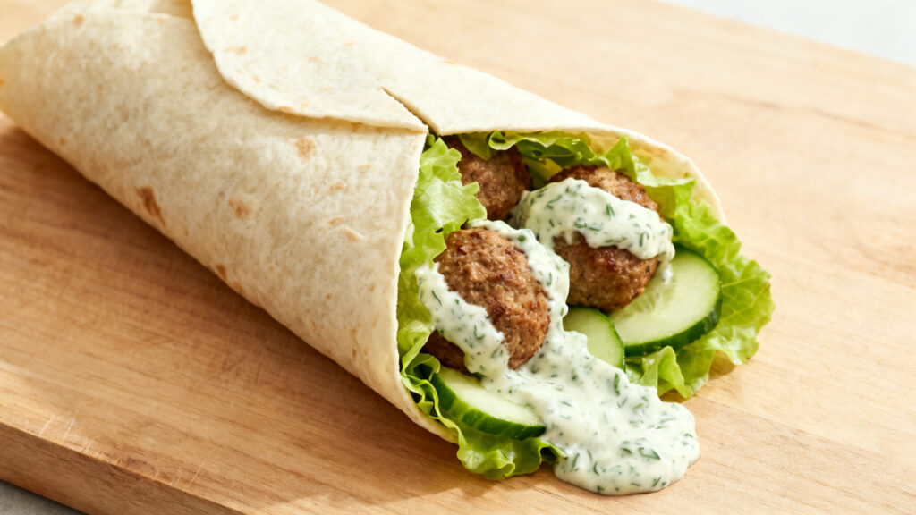 Wrap aux boulettes, concombre, laitue et sauce yaourt herbes