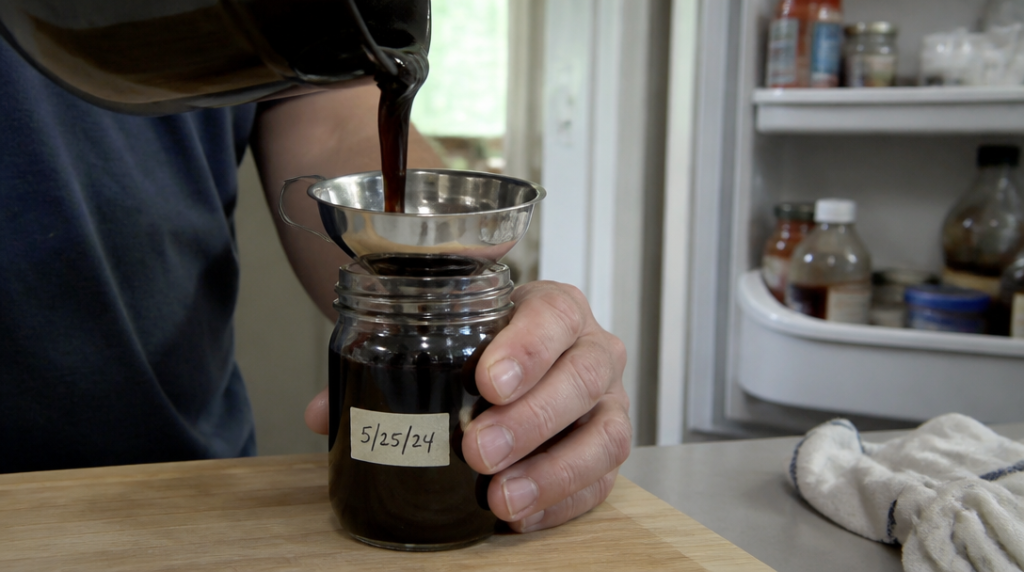 Bocal de sauce teriyaki étiqueté, prêt pour le frigo