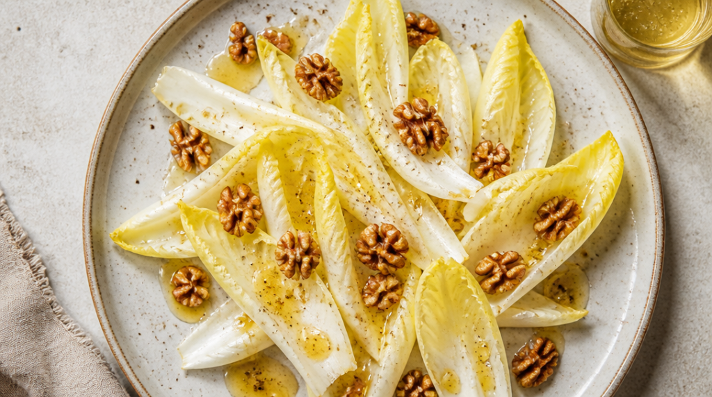 Salade d’endives croquante aux noix et vinaigrette bière