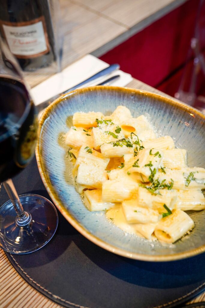 Rigatoni à la sauce crémeuse, fromage râpé et herbes fraîches